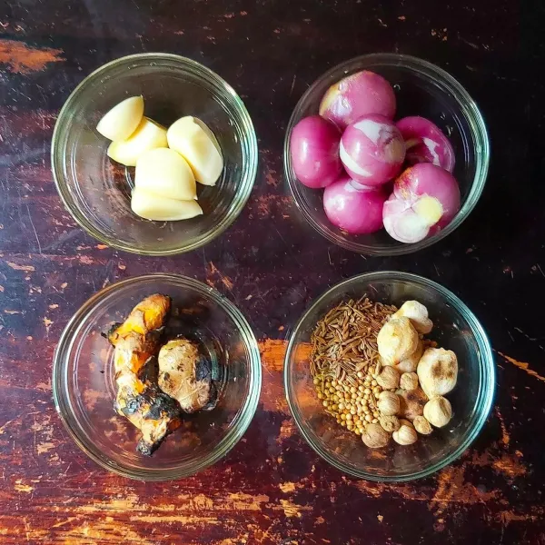 Cuci bersih ayam kemudian berikan perasan jeruk nipis, diamkan minimal 15 menit kemudian bilas. Haluskan bahan bumbu halus.