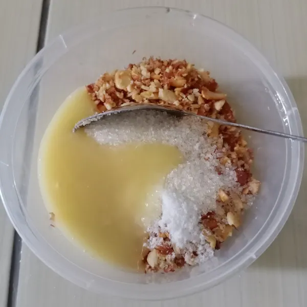 Campur kacang dengan gula, susu kental manis, dan garam.