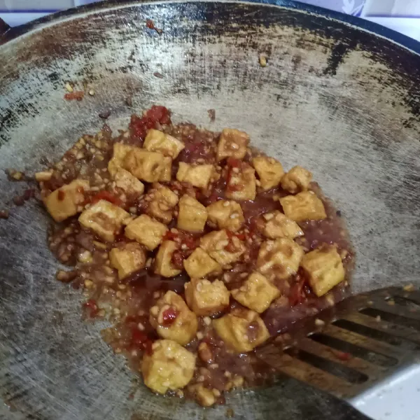 Masak sampai air sat, koreksi rasa. Angkat.