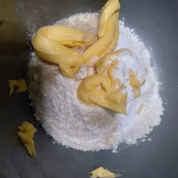 Masukkan dalam satu wadah tepung terigu, butter, gula pasir, dan baking powder.