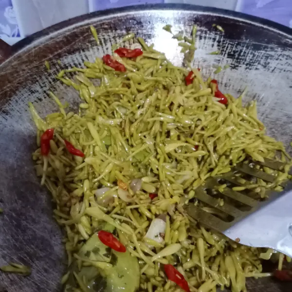 Aduk sampai tercampur rata, koreksi rasa. Angkat.