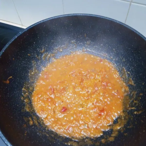 Tumis bumbu dan tambahkan garam, kaldu bubuk, merica, gula pasir, saus tomat masak sampai meletup-letup dan berikan sedikit air.