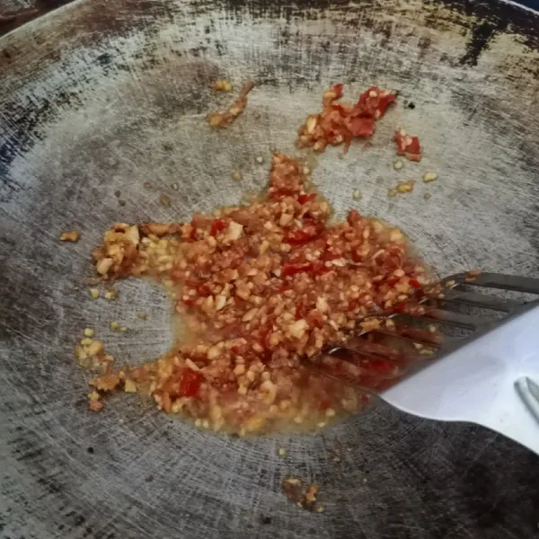 Panaskan sedikit minyak goreng, tumis bumbu yang sudah dihaluskan sampai matang dan harum.