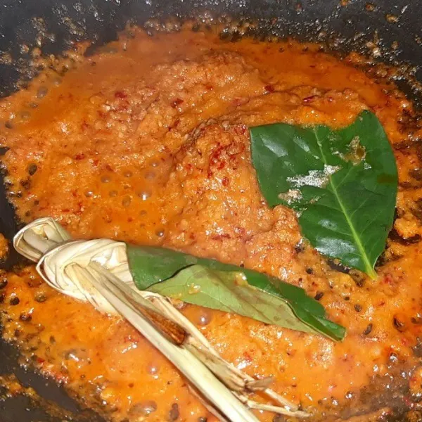 Panaskan panci lalu beri minyak goreng, masukkan bumbu halus dan masukkan daun salam serta serai. Tumis sampai bumbu harum