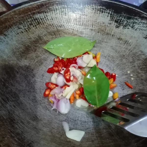 Panaskan minyak goreng, tumis bumbu iris, dan daun salam sampai matang dan harum.