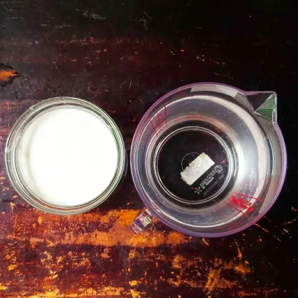 Karena aku pakai santan kental kemasan jdi dicampur dengan air. Tapi jika teman-teman mau pakai santan segar dari parutan kelapan bisa juga, pakai santan encer sebagai pengganti air. Usahakan untuk tetap menambahkan santan kental supaya lebih gurih lagi kuahnya.