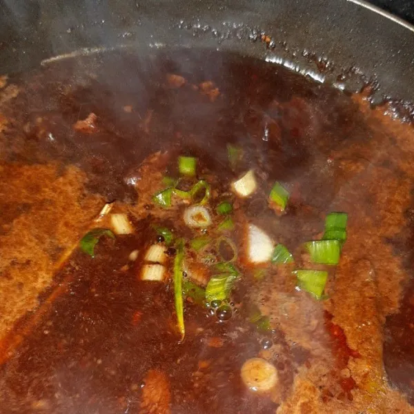 Masukkan daging yang sudah lembut dan dipotong, masak sampai daging meresap. Koreksi rasa lalu matikan api