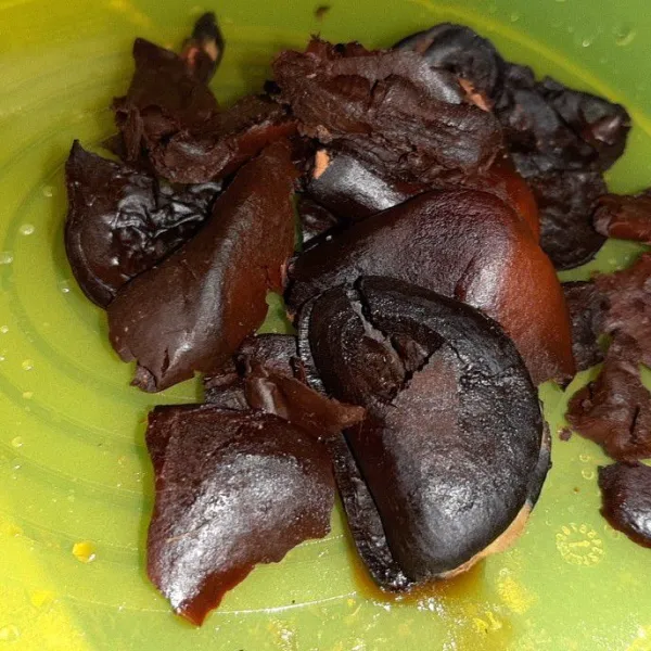 Cuci kluwek lalu geprek ambil bagian dalam dan haluskan