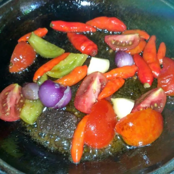 Goreng bawang merah, bawang putih, cabai, dan terasi hingga layu.