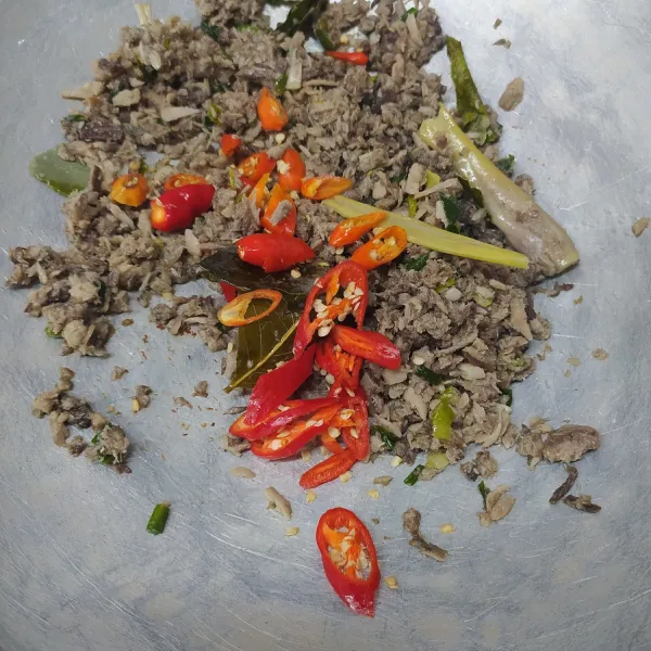 Terakhir masukkan irisan cabai merah dan cabai rawit. Masak sampai cabai layu. Matikan kompor. Tongkol suwir pedas siap disajikan.