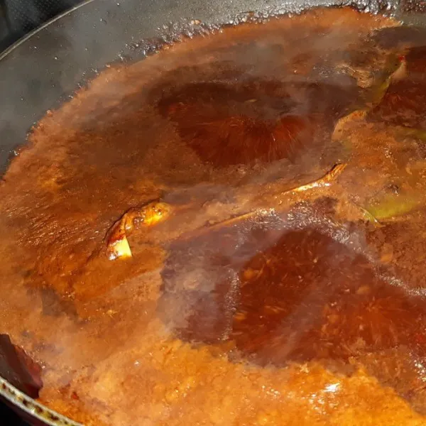 Beri air secukupnya dan masak sampai mendidih. Lalu beri garam, kaldu bubuk, dan daun bawang yang diiris