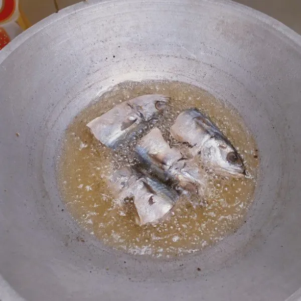 Goreng ikan kembung sampai kering atau sesuai selera.