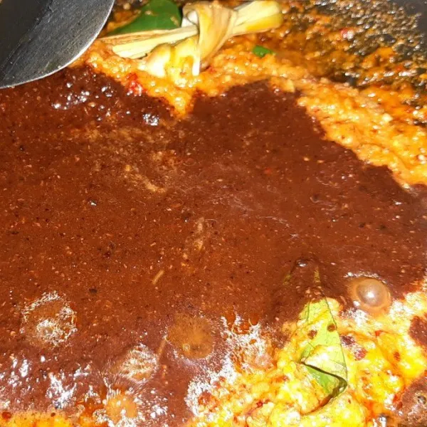 Setelah bumbu harum lalu masukkan kluwek yang sudah dihaluskan. Aduk dan masak sampai kluwek matang