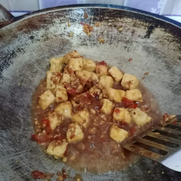 Masukkan tahu goreng, Aduk rata.