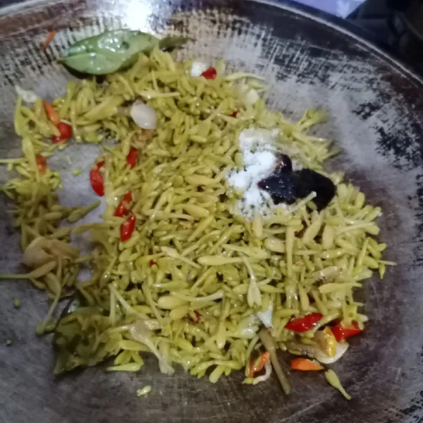 Bumbui dengan saus tiram, garam, dan kaldu bubuk.