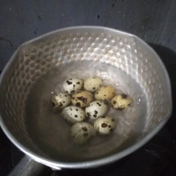 Rebus telur puyuh hingga matang kemudian kupas.