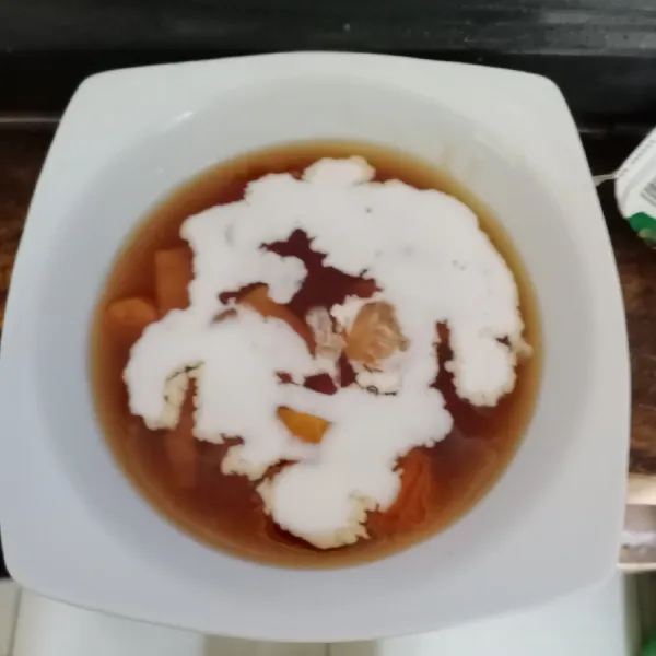 Penyajian: sajikan bubur ubi di mangkuk, kemudian siram dengan kuah santan.