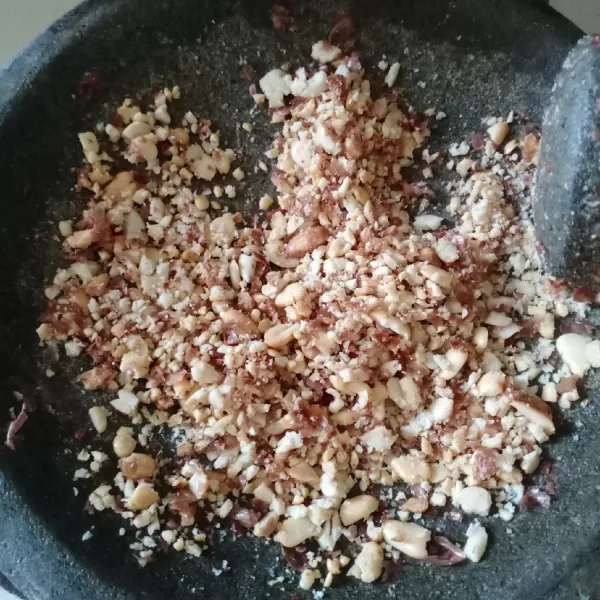 Ulek kasar kacang yang sudah disangrai.