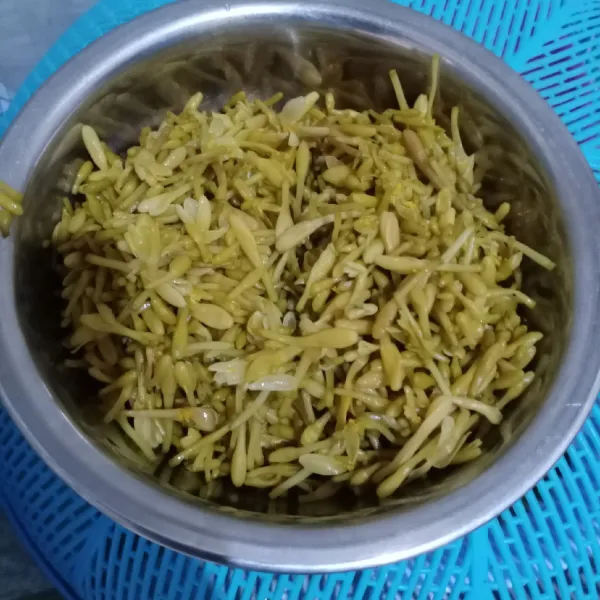 Rebus bunga pepaya sampai empuk, tiriskan.