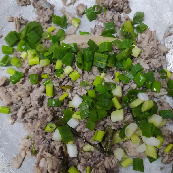 Masukkan irisan daun bawang. Aduk sampai layu.