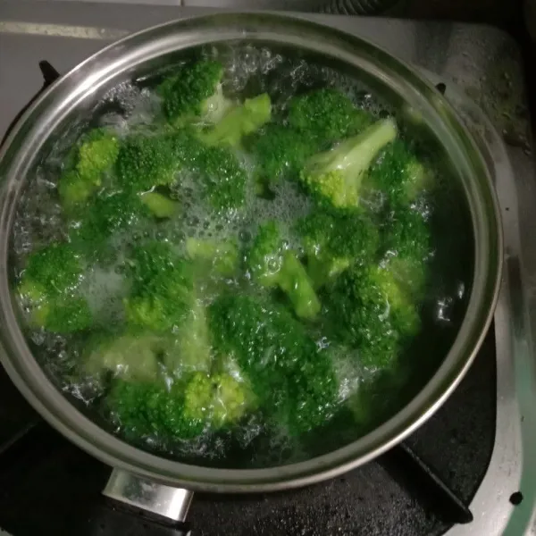 Rebus brokoli selama 2 menit. Angkat dan rendam dalam air dingin.