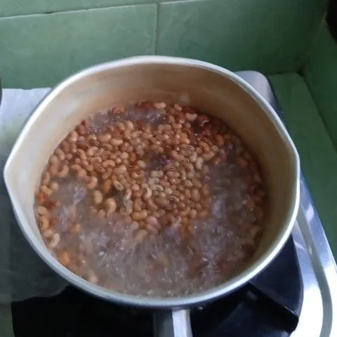 Rebus kacang tolo sampai empuk, tiriskan.