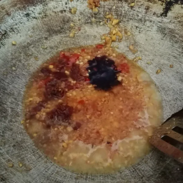 Masukkan air, kecap, gula merah, garam, dan kaldu bubuk. Aduk rata.