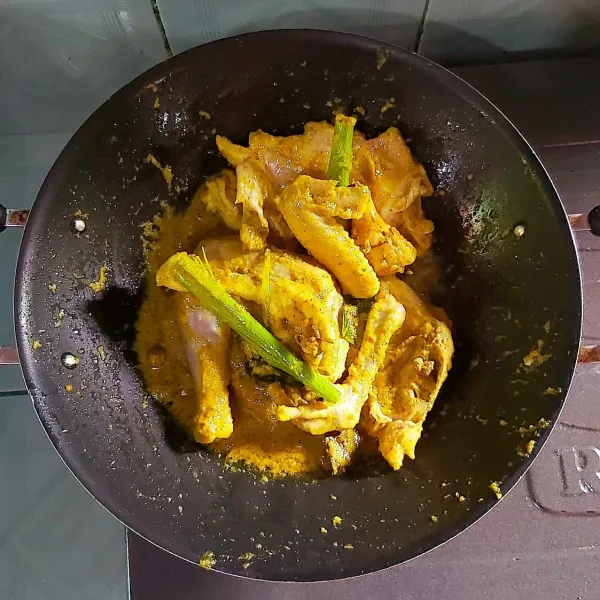 Panaskan minyak kemudian tumis bumbu halus, bila sudah harum tambahkan serai, lengkuas, kapulaga, daun salam, dan daun jeruk. Kemudian masukkan potongan ayam, tumis kembali hingga semua potongan ayam terbaluri bumbu dan mulai mengeluarkan minyak.