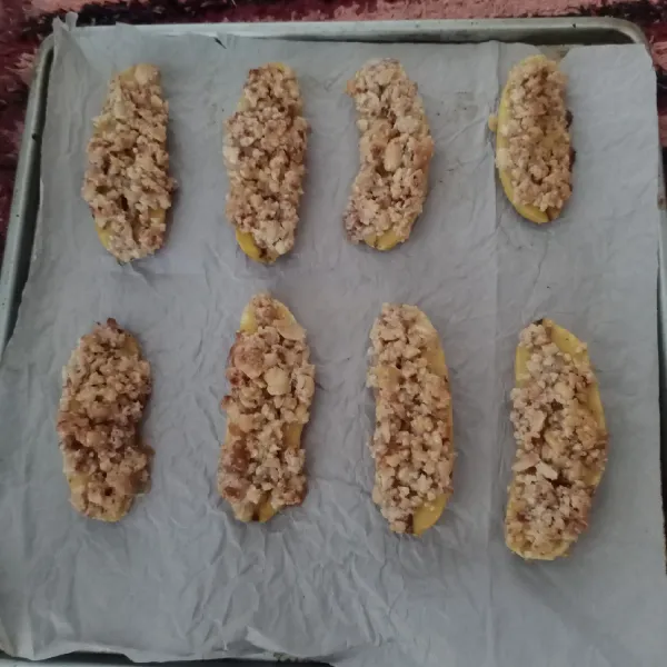 Panggang selama 20 menit dengan api sedang. Angkat kemudian oles dengan margarin. Siap disajikan.