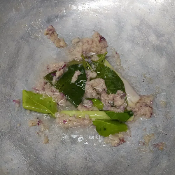 Haluskan semua bahan bumbu halus. Kemudian tumis bumbu ditambah serai, salam, dan daun jeruk. Tumis sampai bumbu matang dan harum.
