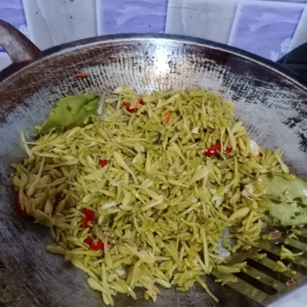 Masukkan bunga pepaya, aduk rata.