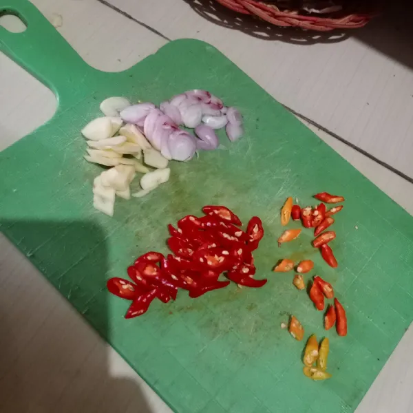 Iris bawang merah, bawang putih, cabai merah, dan cabai rawit.
