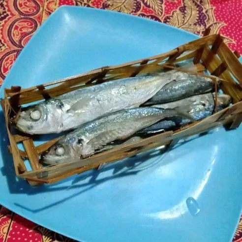 Cuci bersih ikan, lalu digoreng dan pisahkan durinya