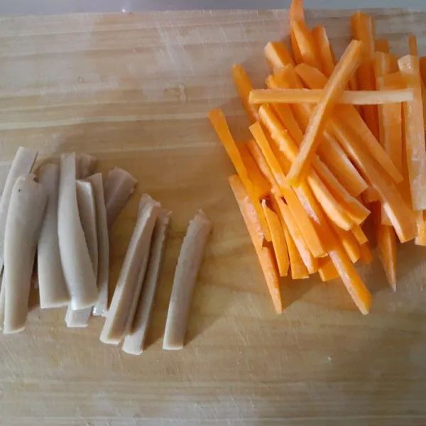 Potong memanjang wortel dan sosis