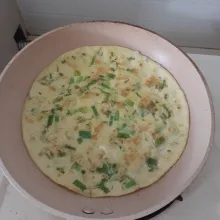 Lalu dadar telur hingga matang dan potong memanjang