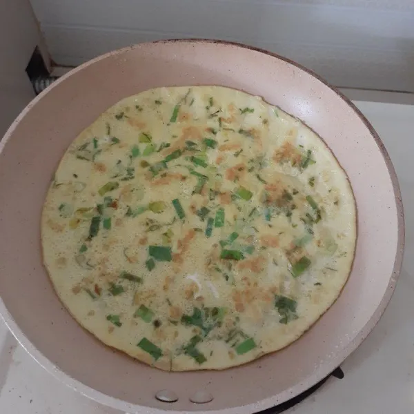 Lalu dadar telur hingga matang dan potong memanjang