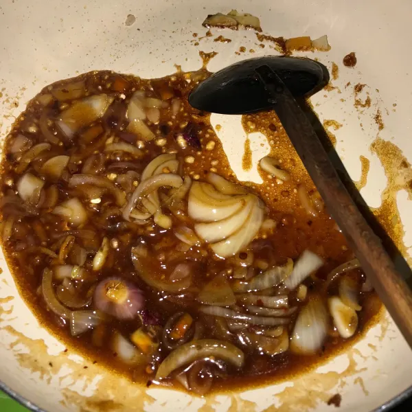 Masukkan saus szhecuan, saus tiram, lada, garam kaldu bubuk, aduk rata lalu masukkan air masak hingga mendidih.