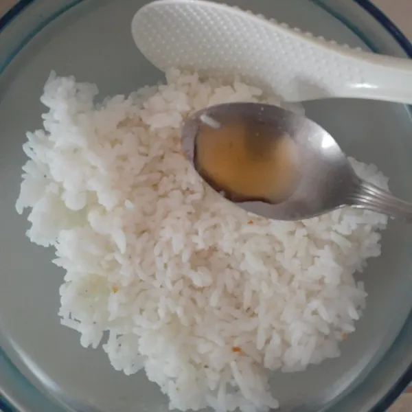 Lalu siapkan nasi dan beri minyak wijen, aduk rata
