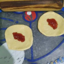 Pipihkan adonan beri isian selai strawberry. Lalu bulatkan kembali