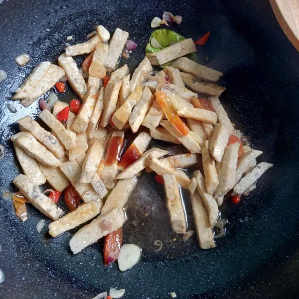 Beri air, bumbui saus tiram, kecap asin, gula, dan garam. Tumis sampai bumbu meresap.