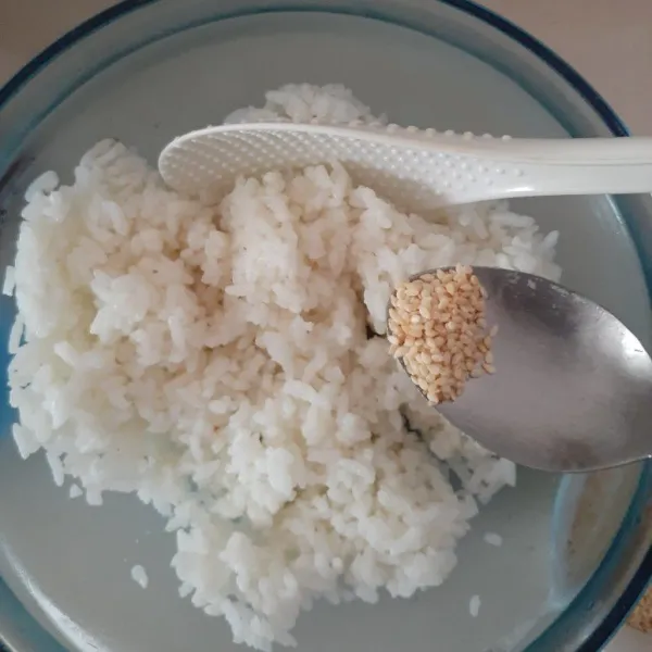 Lalu beri biji wijen dan aduk rata