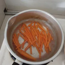 Rebus wortel dengan sedikit garam hingga matang, angkat dan tiriskan