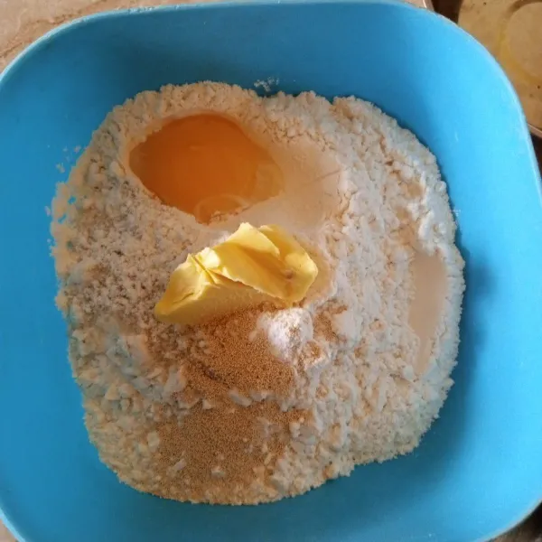 Campur terigu, telur, garam, gula, permifan dan blueband
