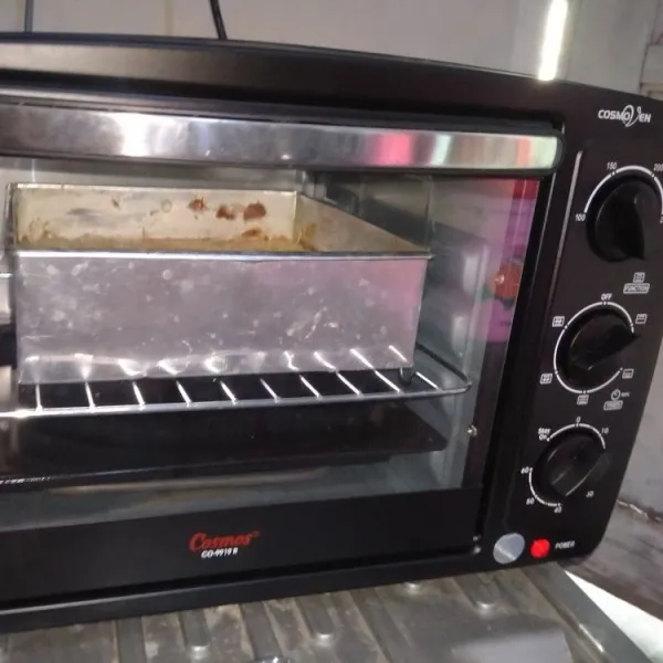 Panaskan oven terlebih dahulu sekitar 10 menit, kemudian panggang adonan menggunakan api atas bawah dengan suhu 160°C selama 40 menit. Setelah 40 menit keluarkan adonan dari oven. Tunggu dingin, tata diatas piring dan siap dihidangkan.