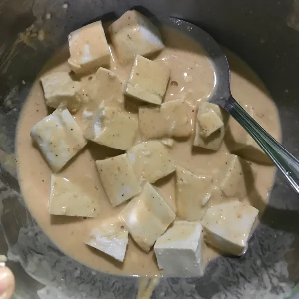 Campurkan tepung bumbu dengan air, aduk rata lalu masukkan potongan tahu.