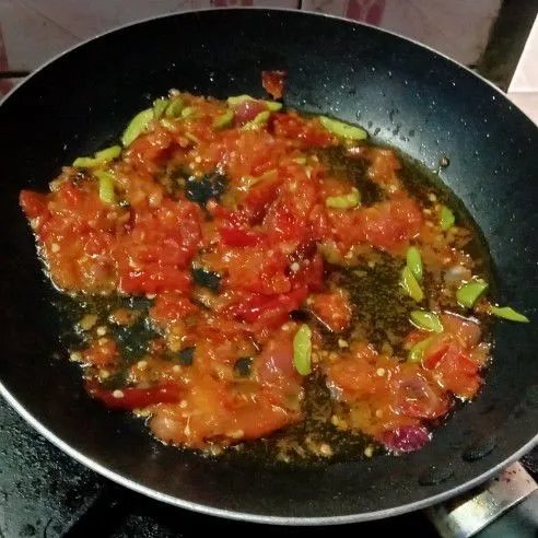 Tumis bumbu dengan minyak goreng, tambahkan petai, garam, penyedap dan terasi
