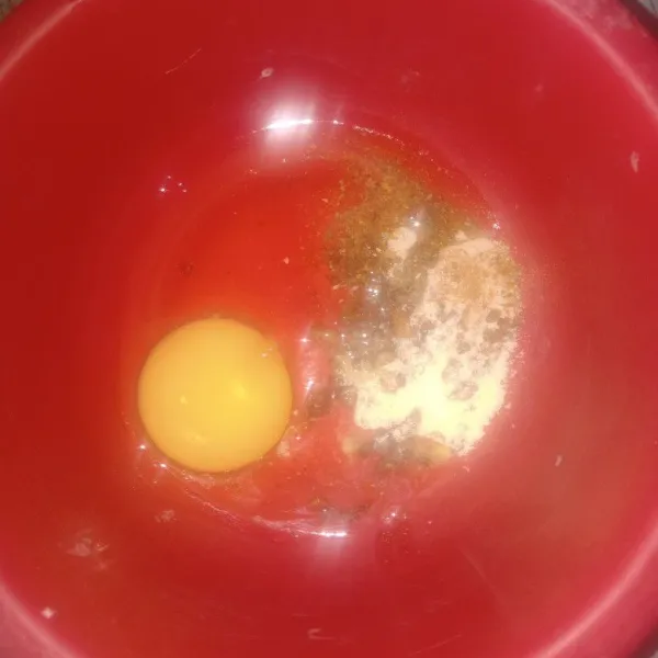 Kocok telur, bumbu mie dan kaldu bubuk secukupnya.