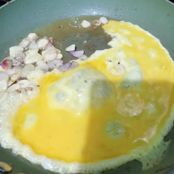 Lalu masukan telur kocok, aduk cepat sampai tercampur rata bawangnya