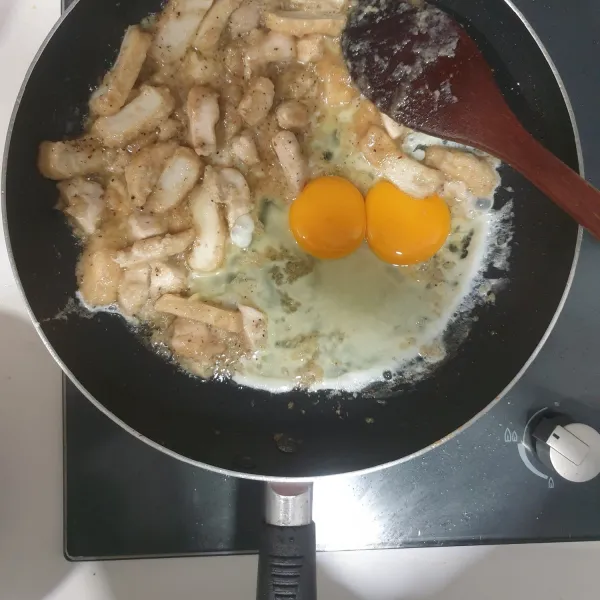 Masukan telur ayam, biarkan sebentar dan orak arik telur