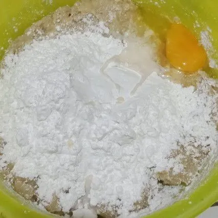 Setelah bahan biang dingin tambahkan tepung tapioka, telur dan garam uleni hingga tidak lengket di tangan dan bisa di pulung. Untuk takaran tepung tapiokanya bisa disesuaikan bila adonan masih lengket takaran tepung bisa ditambah.
